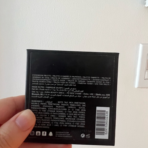 Huda Beauty Coral Obsessions eyeshadow palette - Picture 3 of 3